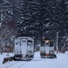 留萌本線・峠下駅。最終日は12時43分発深川行き上り列車で特製旗などでの見送りが行なわれる。