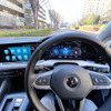 運転席からの視界。インテリアは豪華ではないが質はいい