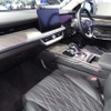 運転席前には大型の 12.3 インチ ドライビング ディスプレイを備え、インフォテイメントシステムとして 14.6 インチのマルチメディア スクリーンを装備