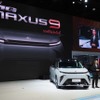 バンコク国際モーターショー2023で発表された『MAXUS 9』。説明するのはMGセールス バイスプレジデントのPongsak Lertrudeewattanavong 氏