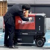 ロッカーから商品を取り出す