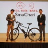 スマチャリの開発に携わった本田技術研究所の野村真成氏(左)と、ワイ・インターナショナルの青木亮輔部長