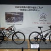 ホンダの原点である補助エンジン「Honda A型」(通称：バタバタ)を搭載した自転車(左)と、スマチャリの第一号モデル
