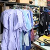 ハンガーに掛けられているのが仮縫い。オーダーごとに一着作られている。