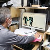 デザインパターンに色を付けていく作業。PCのペイントなどのソフトを使って簡単にシミュレーションできる。
