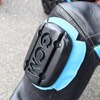 ヒザと肘にはスライダーが取り付けられる。スライダーの台座になるレザーの色まで好みのカラーが選べる。