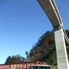 兵庫県北部、山陰本線余部駅にて。かつては鉄橋で有名だったが現在はコンクリート橋に。ルークスの左に見えているのは野外展示されている旧鉄橋の一部。