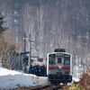 恵比島駅に到着した4927D。セレモニーが行なわれたため狭いホームが黒山の人だかりに。