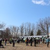 2020年4月17日、新十津川発最後の札沼線列車を見送る人々。札沼線北海道医療大学～新十津川間の廃止では午前中の上り1本がラストランとなった。