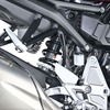 リヤサスはリンクを持たないカンチレバー式。アベレージが上がると路面追従性が劣る部分もあるけれど、公道なら快適な乗り心地を披露