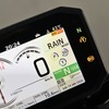 走行モードは、「SPORT」「STANDARD」「RAIN」の他、「USER」モードを用意。ライダーのキャリアはもちろん、路面や気温など様々なコンディションと相談して好みを探りたい。グリップヒーターも装備