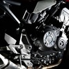 水冷4ストロークDOHC4バルブ並列4気筒。排気量は998ccで145psを10,500rpmで発揮。無機質な水冷エンジンを見せるデザインにするため、一部を切削してアレンジ