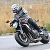 身長165cmでもフィットするコンパクトな作り。CB1300シリーズの巨体を征服する走りとは対極にあるCBだ