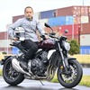 ホンダ CB1000R と筆者（小川勤氏）
