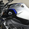 タンク容量は17リットル。YZF-R1より低いシートとのマッチングも良くホールドしやすい