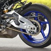 YZF-R1と同じく猛烈にコストのかかったアルミ製のスイングアーム。真上から見ると驚くほど薄く、かなり軽そうなつくり