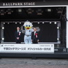 左から千葉ロッテ・高坂社長、同球団マスコット・マーくん、千葉トヨタ出野社長