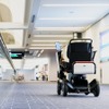 羽田空港内を自動運転で回送するWHILLの車いす