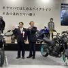 ヤマハ発動機ブースを訪問した大村秀章愛知県知事（左）
