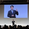 記者会見に臨む佐藤社長