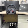 遠隔操作機器：画面に映し出される車両周辺の映像やAIを用いた物体検知 情報を確認しながら、ハンドルとペダルを用いて、車両を操作できる