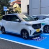 軽電気自動車「日産サクラ」（手前）からの給電の様子