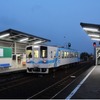 大規模修繕が計画されている西富井駅付近の高架区間。駅部分は2014年6月に改修工事が完了している。