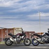 ホンダ CB1000R（左）とヤマハ MT-10 SP（右）
