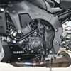 ヤマハ MT-10 SP。エンジンはMotoGPマシンの技術がフィードバックされた、クロスプレーンクランクを採用した並列4気筒。YZF-R1よりもクランクの慣性を増やして一般道で扱いやすい特性としている。11,500rpmで166psを発揮する