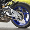 ヤマハ MT-10 SP。YZF-R1と同様のコストのかかったアルミ製スイングアーム。真上から見ると驚くほど薄く、軽さと剛性を最適化
