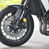 ホンダ CB1000R。キャリパーはトキコ製をラジアルマウント。スポークが多めのキャストホイール。これがどこかノスタルジックな雰囲気を演出