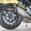 ホンダ CB1000R。片持ちスイングアームが往年のホンダらしさを感じさせる