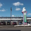 函館本線倶知安駅。この現駅舎の裏側に高架橋と新幹線駅ができる。2022年4月2日。