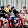 九州大学伊都キャンパス周辺での電動3輪モビリティシェア実証：ヘルメットの着⽤は義務付けられていないが、安全のために着⽤を推奨。