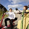 九州大学伊都キャンパス周辺での電動3輪モビリティシェア実証：ヘルメットの着⽤は義務付けられていないが、安全のために着⽤を推奨。