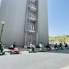九州大学伊都キャンパス周辺での電動3輪モビリティシェア実証：ヘルメットの着⽤は義務付けられていないが、安全のために着⽤を推奨。
