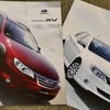 スバル・インプレッサXV（左）とインプレッサ（右）のカタログ
