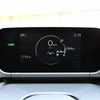 トヨタ bZ4Xのメーター。従来は電池残量のパーセント（％）表示がなかった。