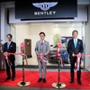 左からベントレーモーターズジャパンブランドダイレクターの牛尾裕幸氏、コーンズ・モータース代表取締役社長の林誠吾氏、フォルクスワーゲン・ファイナンシャル・サービス・ジャパン代表取締役社長の横瀬正幸氏