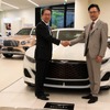 コーンズ・モータース代表取締役社長の林誠吾氏(右)とベントレーモーターズジャパンブランドダイレクターの牛尾裕幸氏(左)