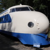 青梅鉄道公園で展示されている0系新幹線車両。大阪万博輸送向けに1969年に製造された先頭車の22形75号で、モーターなどの床下機器は取り外されている。