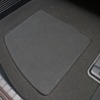 サブウーファーにカバーを設置した様子。フロアパネルを切り欠いてピタリとフィットする形状なのが美しい。