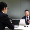 パワーエックス EVチャージステーション事業部 部長 森居紘平氏（奥）とリブ・コンサルティング モビリティインダストリーグループ クロスモビリティ事業部 ディレクターの西口恒一郎氏（手前）