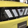 ホンダが「第27回 ESV国際会議」に展示したコンセプト車両。写真は対向して近づいてくる二輪車などに、コーションを出している様子。