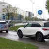 「スマート#1」（右）を引き連れてテストをおこなうMINI クロスオーバーEV 次期型プロトタイプ（左）