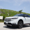 ヴェゼル e:HEV PLaYのフロントビュー。旧型の第1世代と同じくクーペSUVを名乗るが、まるでイメージの異なるクルマになった。福岡・平野台にて。