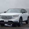 ロードテスト車のボディカラー、プレミアムサンライトホワイトパールは青みを帯びた白。以前、雨の日に短距離テストドライブした時は普通の白にしか見えなかったが、外光によって七変化する。