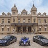 マセラティ・グラントゥーリズモ 新型の「フォルゴーレ」と「トロフェオ」。中央はフォーミュラEマシン