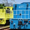 導入された総合車両製作所の新しい車両牽引車『ECOMO』。澄んだ青空をイメージした水色が1号機、春の芽吹きをイメージした黄色が2号機。
