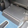 後席の足もとスペースを見るとプロテクションが施されているのがわかる。運転席下部を使った省スペース取り付けとした。